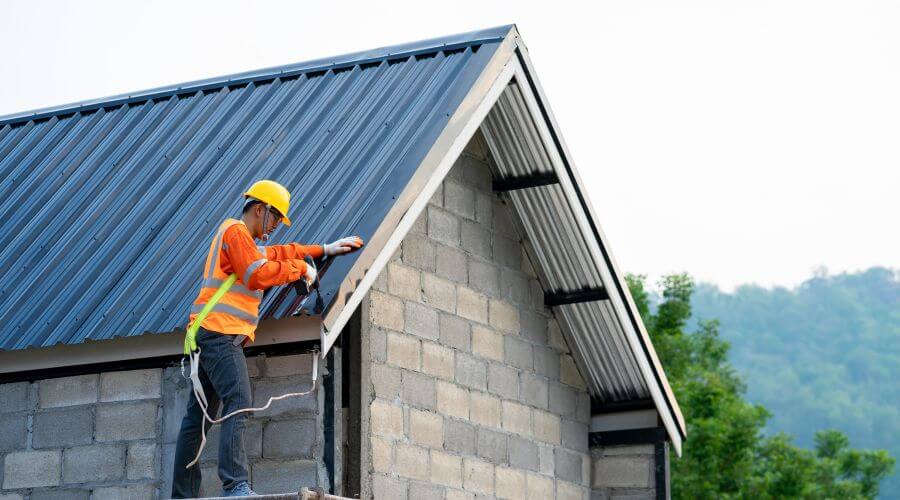 Professional gutter cleaning in Arnold, MO